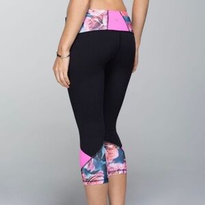 Lululemon Embody Crop Black / Secret Garden / Pow Pink Light Size 6 Yoga Floral